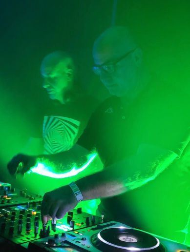 Robotic Dub aux platines sous une lumière verte